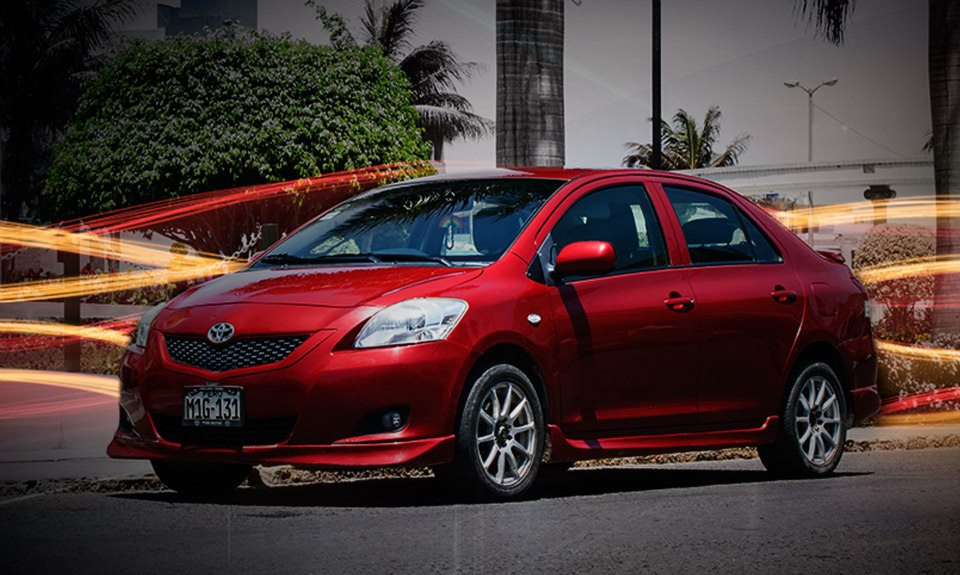 TOYOTA YARIS - ROJO